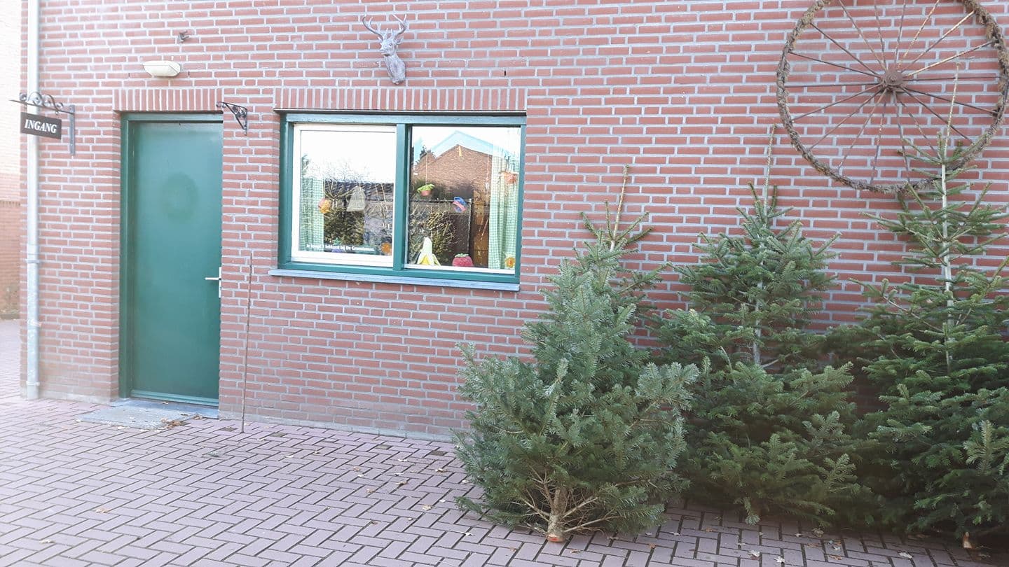 De winkelingang van 't Breusjterhöfke aan de Beezepool